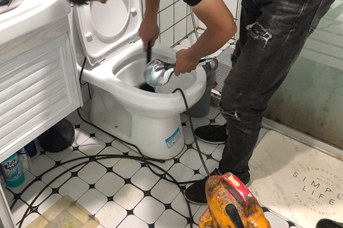 西畴马桶堵塞自己疏通还是找师傅?专业上门服务让你省时更省心